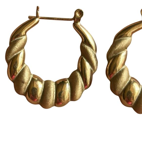 Vintage Textured Hoop Earrings 14k Yellow Gold stamped 1.8g - Picture 3 of 5